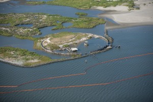 PHOTO - Booms to stop oil from Deepwater Horizon spill set near bird sanctuary